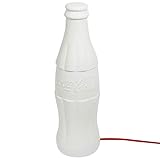 Dale brillo a tu hogar con esta lámpara botella Coca. Retomando fielmente la forma icónica de la botella Coca-Cola, pero a mayor escala, esta lámpara no pasa desapercibida. Realizada en porcelana blanca emite una luz suave por transparencia. Para refrescar tu decoración. Ideal para bodas, veladas, fiestas La lámpara de mesa de botella Coca-Cola funciona con red eléctrica con una bombilla E14 de 10 W (no incluida) y tiene un cable eléctrico con revestimiento de tela.
