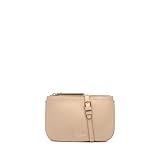 L'esthétique propre et contemporaine du sac à bandoulière Frida en fait un accessoire décontracté et élégant. Fabriquée en cuir souple à l'effet mat, elle est ornée de deux fermetures éclair qui recréent deux larges compartiments. Dotée d'une fine bandoulière en cuir réglable et amovible en ton. Dimensions : 24 x 16 x 5 cm.
