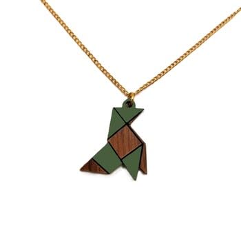 Sastree Colgante Pajarita Original Mujer Verde| Edición Limitada Sas365 (Solo 365 Unidades) | Detalle Madera Sostenible Pintado a Mano | Accesorio Diferente y Elegante (Acero Inox Oro)