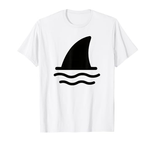 Shark Fin Slicing Through Calm Water Camiseta
