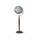 Mappamondo geografico luminoso di grande dimensione con il suo piede e il suo meridiano in legno a rotazione su 2 assi. Mappa in stile antico con geografia attuale. Montata sul suo piedistallo in legno, questa lampada a forma di mappamondo dal colore del nostro pianeta terra è valorizzata e si illumina all'interno. Il lampadario a globo luminoso di design e antico è un vero oggetto di decorazione istruttivo e funzionale.