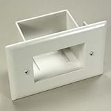 Dissimule les câbles audio/vidéo basse tension derrière un téléviseur à écran plat monté en utilisant la plaque de basse tension encastrée.