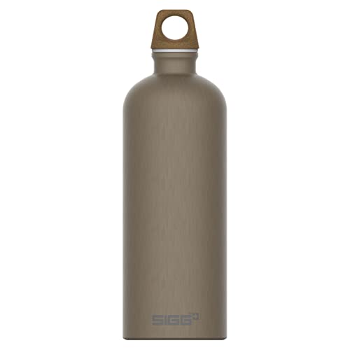 SIGG - Alu Trinkflasche - Traveller MyPlanet Lighter - Klimaneutral Zertifiziert - kohlensäurehaltige Getränke - Auslaufsicher - Federleicht - BPA-frei - Outdoor & Yoga - Mattes Beige Taupe - 1L