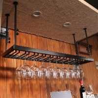 Étagère à vin de plafond pour créer une ambiance bar bistrot à la maison