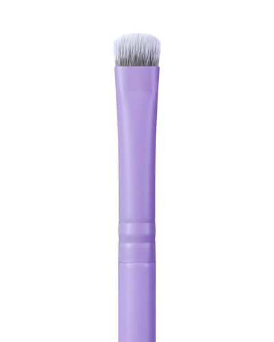 Pinceau fard à paupières pour réussir votre maquillage yeux de chat en soirée