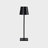 Lampe de table LED sans fil au design moderne et polyvalent. Avec un degré de protection IP54, elle convient aussi bien pour une utilisation en intérieur qu'en extérieur. Grâce à son système CCT, elle permet de modifier la température de couleur entre blanc chaud, blanc neutre et blanc froid. Elle est contrôlée de manière très simple et intuitive par système tactile et se recharge par USB type C.