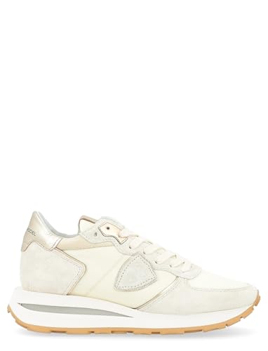 Sneaker Philippe Model modello Tropez Haute realizzata in suede e mesh beige con dettagli in pelle color platino. La suola in gomma ultra leggera presenta una linea sporgente sul tallone, con inserto fresato artigianalmente per un effetto tridimensionale. Scudetto laterale in suede Sottopiede in memory foam estraibile Fodera interna in tessuto Suola in gomma ultra leggera con fresatura artigianale Altezza suola: 5,5 cm