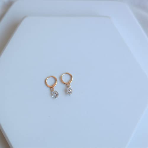 Brinco de argola fechada com pingente de estrela folheado em ouro 18k