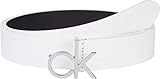 Dale a tus atuendos algo con este Calvin Klein cinturón y su diseño sencillo y elegante. Este cinturón está decorado con el logotipo Calvin Klein , que le da un aspecto distintivo. Embellece toda tu apariencia con este querido. Ancho 85