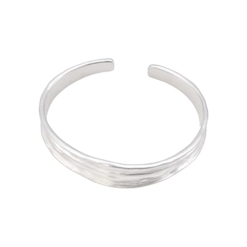 Pulsera versátil de mujer con textura mate ideal para oficina y eventos