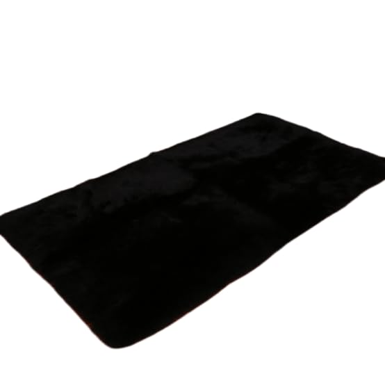Tapis en peluche doux et noir pour créer un coin lecture cosy en chambre