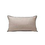 Design graphique et intemporel : Une housse de coussin chic et minimaliste, en blanc pur souligné d’un élégant bourdon noir pour une touche contemporaine.