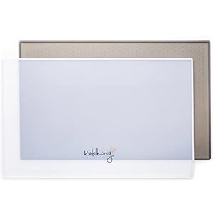 Rudelkönig Napfunterlage für Hunde und Katzen – 48 x 30cm – rutschfeste Futtermatte aus Silikon – wasserdichte Unterlage mit Rand