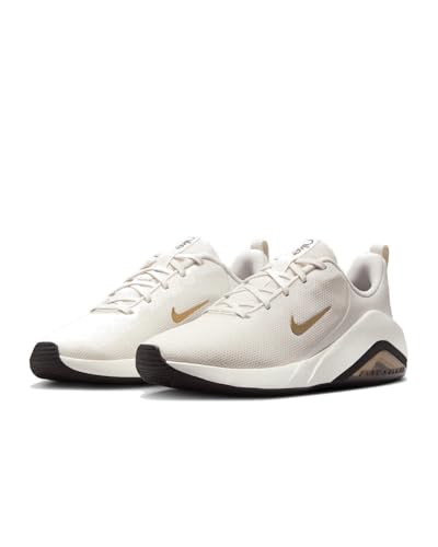 Nike Bella 7 Workout-Schuh für Damen, Zapato de Entrenamiento Mujeres, Phantom Metallic Gold Black Sail, 40.5 EU