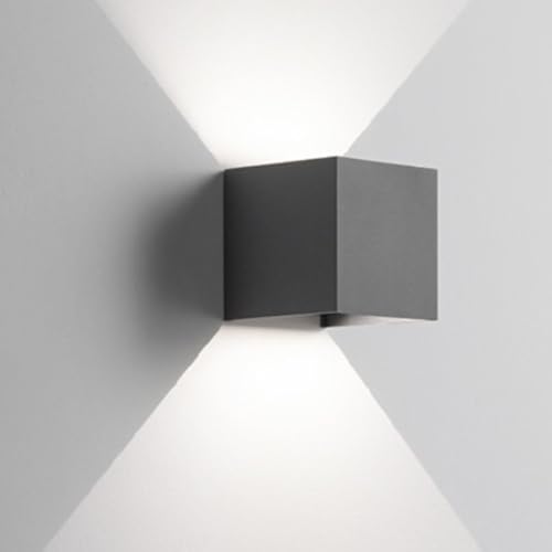 FASCIO LUMINOSO BIDIREZIONALE REGOLABILE: grazie alle alette interne, puoi personalizzare l’angolo del fascio su/giù per creare effetti d’illuminazione scenografici controllati