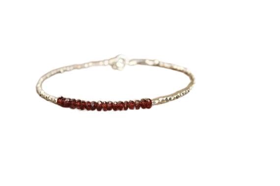 Bracelet empilable grenat 3mm ajustable pour sublimer vos poignets