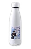 Bidón de 700ml de capacidad con cuerpo acabado en acero inox en color blanco mate. Con tapón de seguridad. Presentado en atractiva caja de diseño. La caja NO lleva impresa la imagen del producto con el diseño elegido, ya que se trata de un producto fabricado de forma individual para cada pedido. 700 ml. Presentación Individual