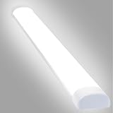 【180° Weitwinkelstrahl】Der LED-Lichtbalken hat ein ultradünnes Design mit einer 6 cm breiten Lichtaustrittsfläche bei einer Dicke von 2,6 cm. Kombiniert mit einem hochwertigen PC-Lampenschirm mit hoher Lichtdurchlässigkeit erreicht er ein 180-Grad großes, gebogenes Lichtaustrittsdesign. Diese LED-Leuchte bietet eine superhelle, schattenfreie und breite Lichtverteilung in Innenräumen, die sehr gut für Orte geeignet ist, die eine hohe Helligkeit benötigen, wie z. B. Fabriken, Werkstätten und Büros