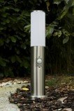 Lampada da esterno Caserta con rilevatore di movimento e presa, lampada a base moderna in acciaio inox, luce di percorso 45cm, lampada da giardino, E27, illuminazione da giardino IP44, senza lampadina