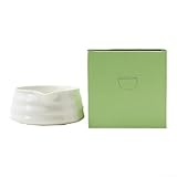 Bol à matcha japonais avec bec verseur, fait à la main en utilisant des méthodes tradition...