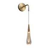 Valorizzate l'arredamento della vostra casa con la bellezza ammaliante di questa applique a sospensione a forma di goccia. La sua silhouette elegante è caratterizzata da una scintillante goccia di vetro che cattura e rifrange la luce, creando un effetto sorprendente. Trasforma istantaneamente qualsiasi parete in un sofisticato punto focale per i vostri interni.