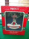 Ornement Enesco Deck The Halls aux détails sculptés traditionnels de Noël