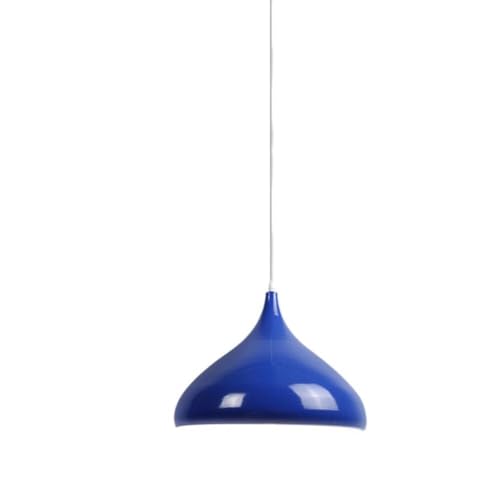 Chandelier métallique de style industrial suspendu au-dessus d'un bain ou d'une cuisine