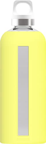 Preisvergleich Produktbild SIGG Star Yellow Trinkflasche (0.5 L), schadstofffreie und auslaufsichere Trinkflasche, hitzebeständige Trinkflasche aus Glas mit Silikonhülle