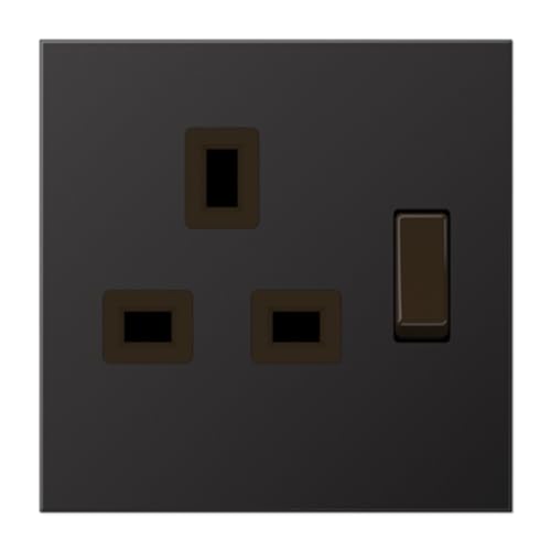 Prise commutable 13 A dans un salon moderne pour brancher une lampe de chevet