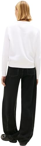 Detailansicht des weichen Stoffes und des Markenlogos des Damen-Pullovers.