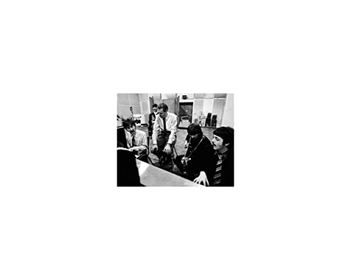 The Beatles in Studio avec le producteur George Martin – Photo 20,3 x 25,4 cm (ZZ-027) - Les Beatles, Paul McCartney, John Lennon, RIngo Starr, George Harrison The Beatles in Studio avec le producteur George Martin – Photo 20,3 x 25,4 cm (ZZ-027)