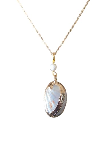 Collier pendentif coquillage nacré et perle d'eau douce en quête d'élégance