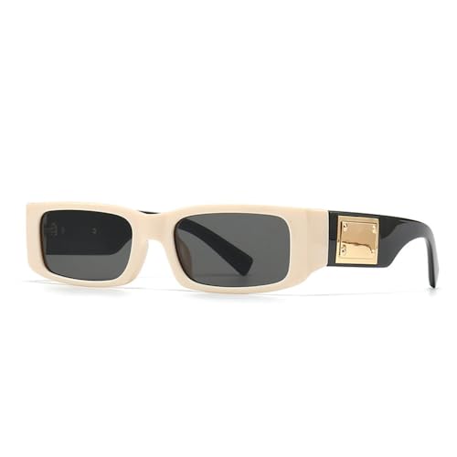 Lunettes de soleil vintage pour femme en terrasse et vacances