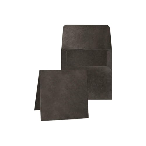 Tarjetas cuadradas oscuras que resaltan la tinta blanca y metalizada