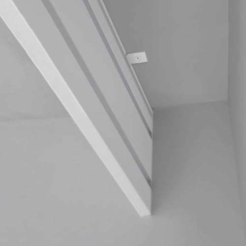 Rieles para cortinas en ventana mirador y soluciones opacas para el dormitorio