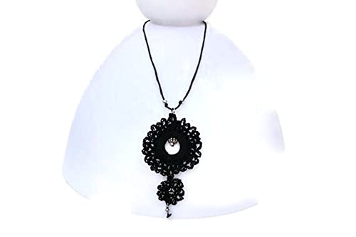 Pendentif collier noir en dentelle de crochet, bijou bohème perles argentées