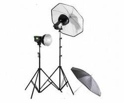 Lastolite Rayd8 C5000 Le kit comprend: 2 Lampes / 2Schirmen / 2Stative / 2Reflektor