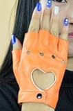 Das Handgelenk ist doppellagig und verlängert. Die Kanten sind sauber und elastisch und passen perfekt zu Ihren Manschetten. So wird die Wärme Ihrer gesamten Hand gewährleistet.