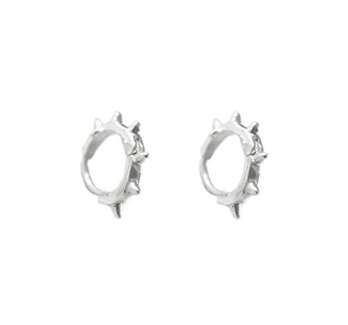 Boucle d'oreille anneau à pique en argent massif pour un look rock urbain