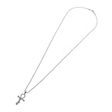 Apparence frappante: le pendentif de serpent combiné à une croix crée un look distinctif et élégant