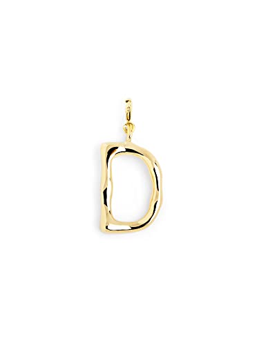 Lleva tu inicial D con estilo. Esta letra XL de latón bañada en oro de 18kt es perfecta para personalizar tu cadena favorita. Una joya especial y duradera que te acompañará por siempre. Incluye un estuche para cuidar tus joyas.