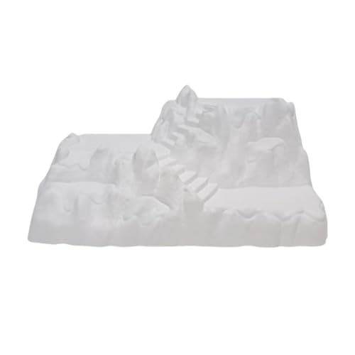 Questa base di medie dimensioni realizzata con plastica resistente, che riproduce un paesaggio montano arroccato e coperto di neve, è l'ideale per accogliere tre case di medie dimensioni e relative decorazioni e personaggi.