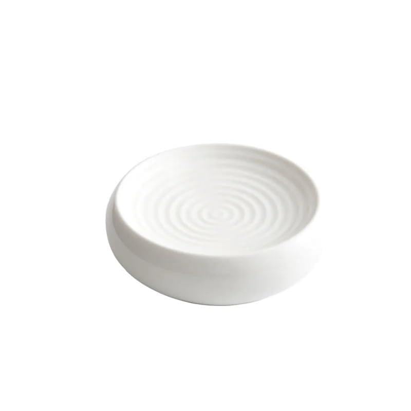 Assiette en céramique blanche pour salade et dessert de cuisine
