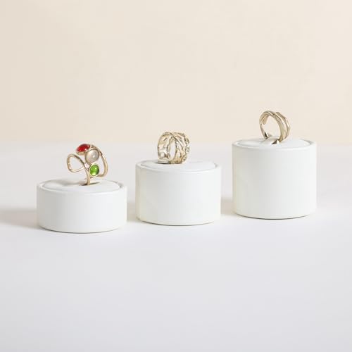 Reviews de Venta de Anillos del mes. 50 GemeShou 3 unidades de estante de exposición de anillos blanco para la venta, Porta-anillos de piel de poliuretano para joyas, Organizador de almacenamiento de anillos para...