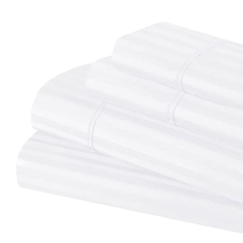 Linge de lit à rayures satinées blanc pour une chambre style hôtel