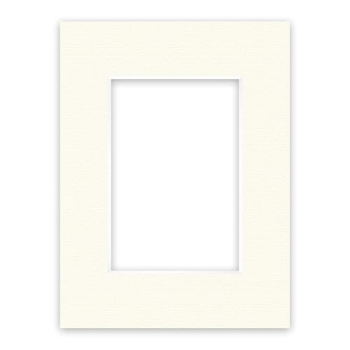La smussatura a 45° del bordo di taglio, sempre bianco o nero, consente di ottenere l'effetto di profondità desiderato, facendo apparire l'immagine molto spaziale nella cornice. Scegliete tra superfici lisce o con texture.