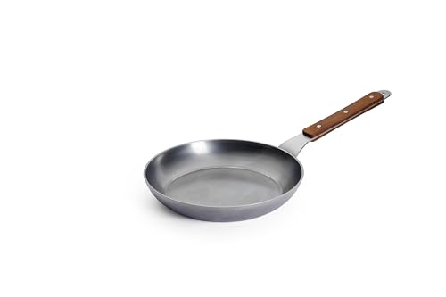 Woll – Carbon Steel Flachpfanne Ø 24 cm, 5 cm hoch – Karbonstahlpfanne PFAS-frei – natürlicher Antihafteffekt nach Einbrennen – Induktionspfanne – Bratpfanne mit Holzgriff, langlebig