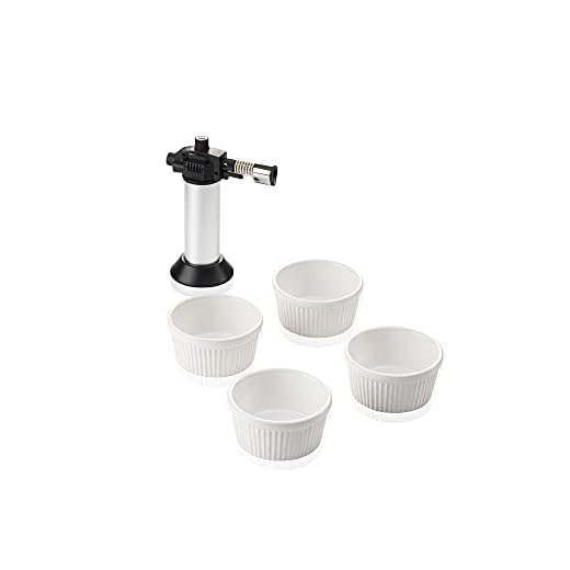 Leifheit 3118 Crème-Brûlée-set, 4 högkvalitativa och brandsäkra vita keramikskålar, diskmaskinssäkra, inklusive lågör, enkel och säker att använda gasbrännare, presentset