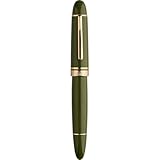 Diseño prémium: elegante pluma estilográfica verde con detalles chapados en oro y banda decorativa, con una forma cilíndrica clásica para una escritura sofisticada