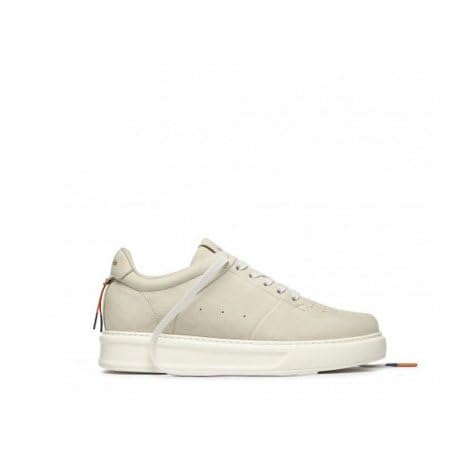sneakers è realizzata in pelle